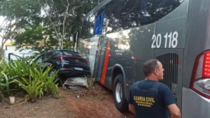 Grave acidente entre ônibus e carro deixa dois mortos em Alphaville