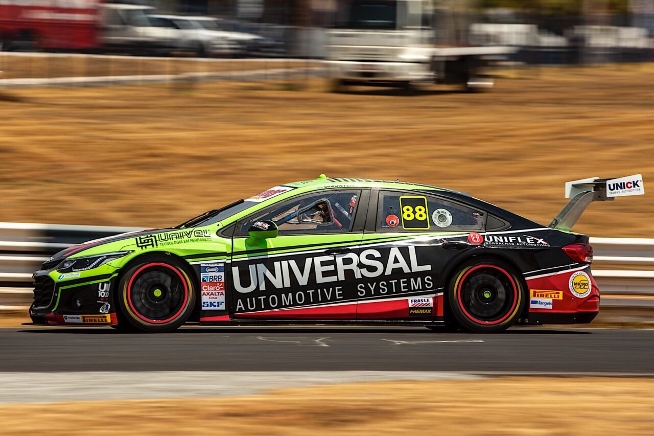 Stock Car: Beto Monteiro estreia novo layout da Universal Crown Racing em  Curitiba - Notícia de Stock Car